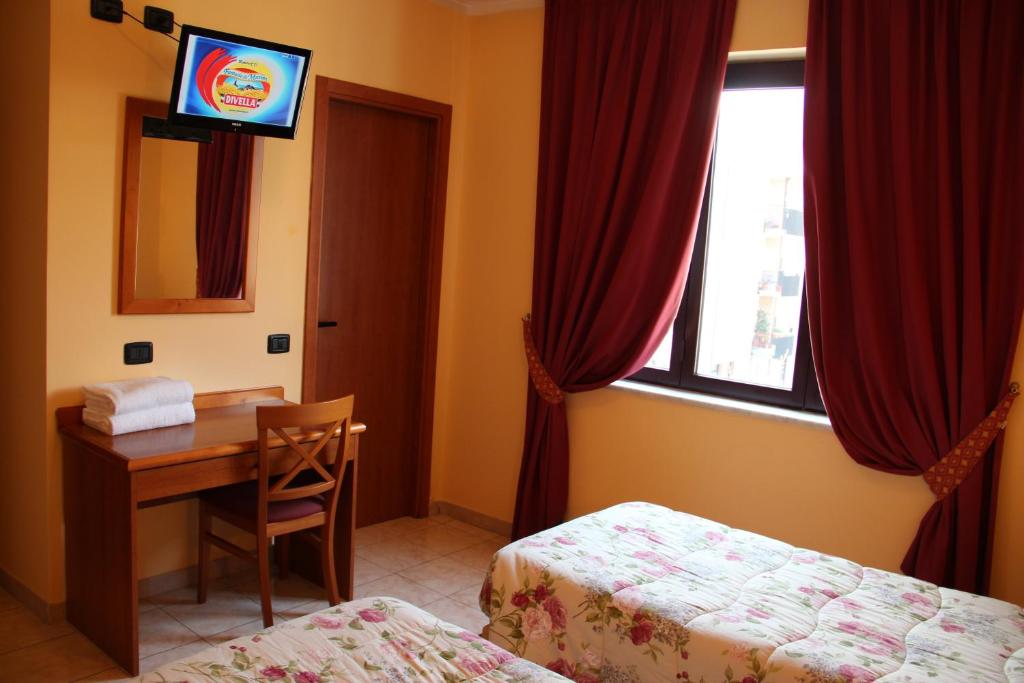 TV a/nebo společenská místnost v ubytování Demy Hotel