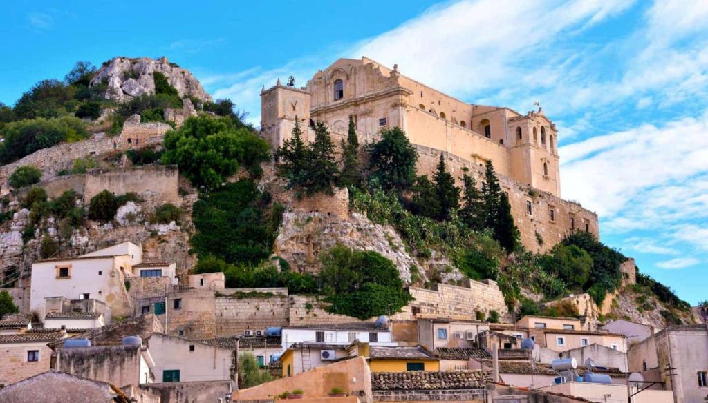 un château perché au sommet d'une montagne dans l'établissement Bed & Breakfast StradaNuova, à Scicli