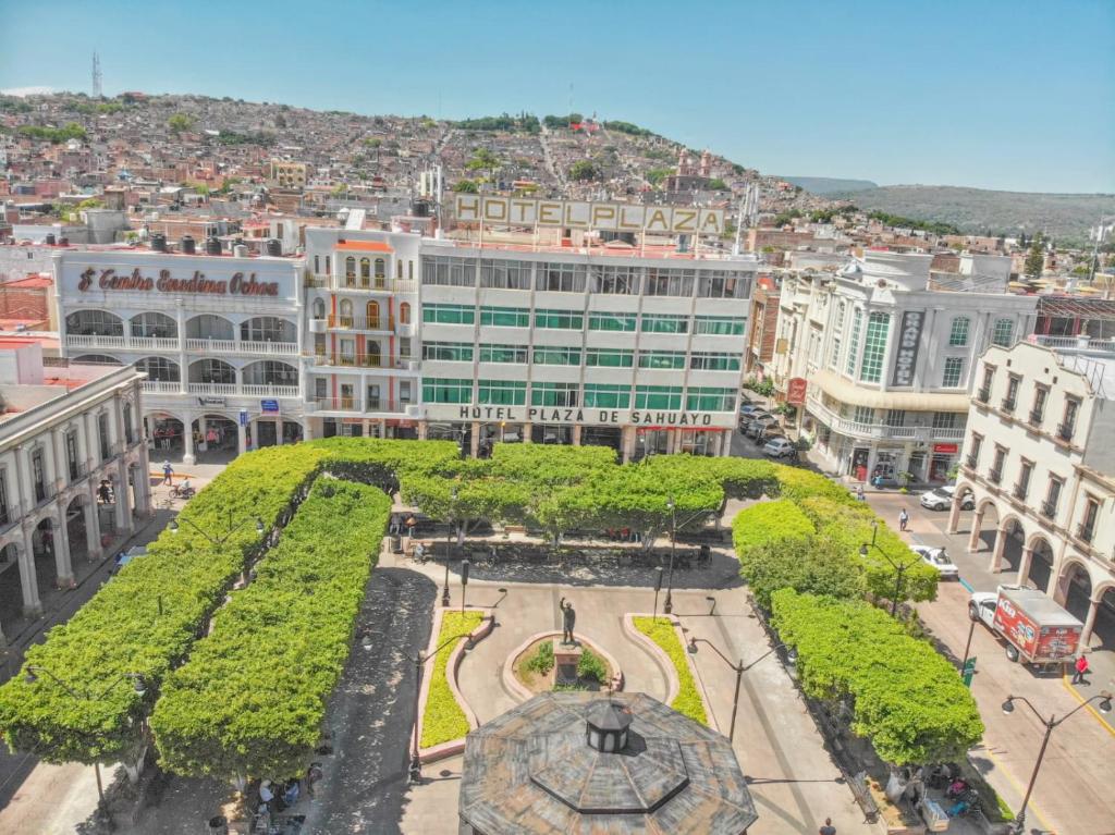 una vista aerea di una città con edifici di Hotel Plaza Sahuayo a Sahuayo de José María Morelos