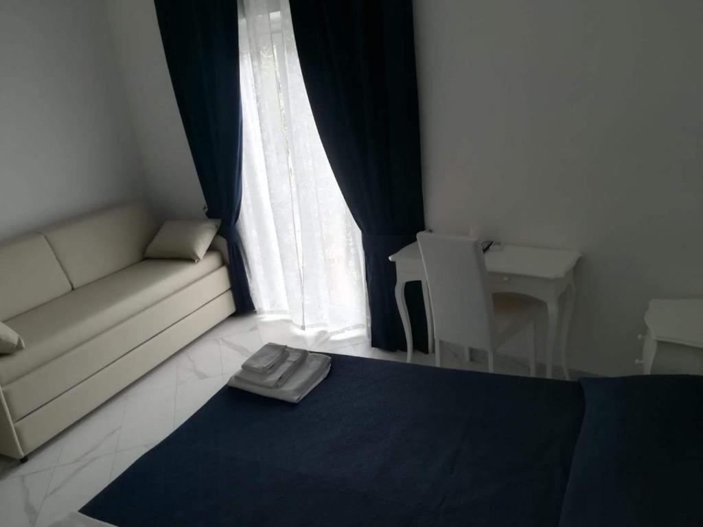 Łóżko lub łóżka w pokoju w obiekcie Colosseo Rooms Imperial Rome