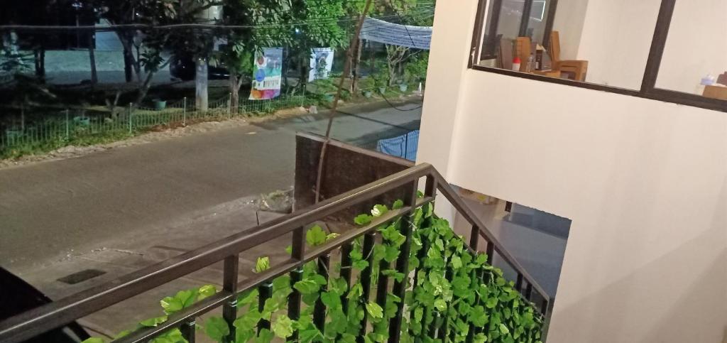 Balkón nebo terasa v ubytování NYENYAK MRT Lebak Bulus Simatupang