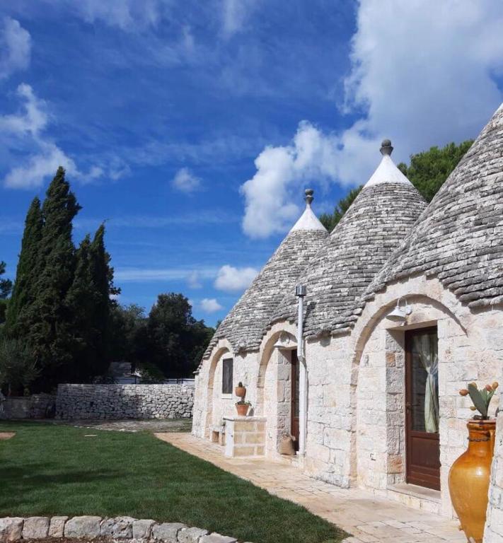 a stone building with a vase sitting in front of it at B&B Masseria Nardelli in Locorotondo