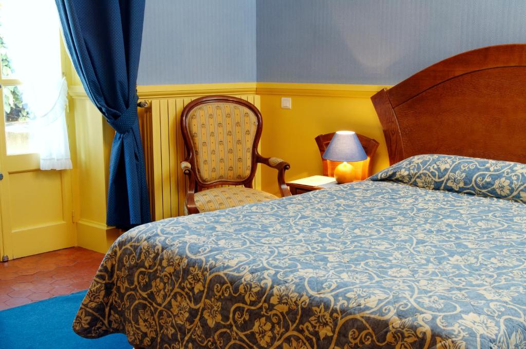 Postel nebo postele na pokoji v ubytování Hôtel Colombet