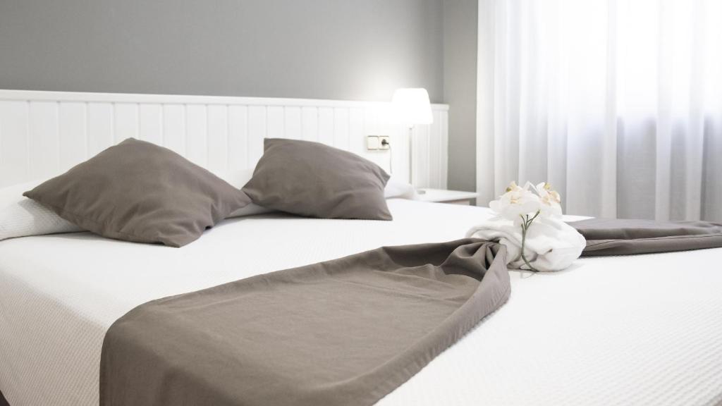 Postel nebo postele na pokoji v ubytování Hotel Isabel de Segura