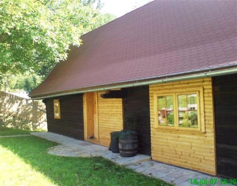 una pequeña casa con techo de gambas y garaje en Chata pod Orechom en Terchová