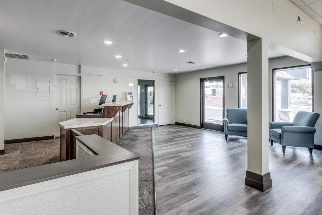 Kuchyň nebo kuchyňský kout v ubytování Days Inn & Suites by Wyndham Spokane
