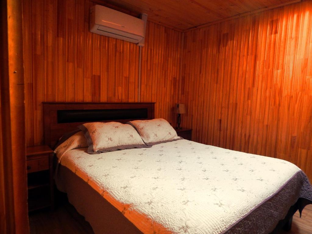 Una cama o camas en una habitación de Hostal Plaza Maule
