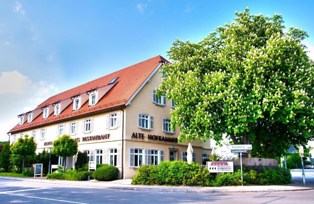 ein großes weißes Gebäude mit rotem Dach in der Unterkunft Hotel Neuwirtshaus - Superior in Stuttgart