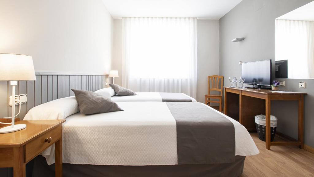 Postel nebo postele na pokoji v ubytování Hotel Isabel de Segura