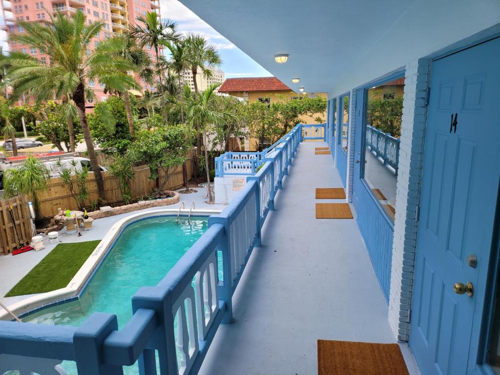 uma vista para a piscina a partir da varanda de um resort em Hotel Motel Lauderdale Inn em Fort Lauderdale