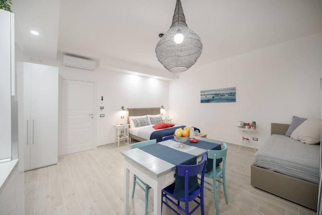 een woonkamer met een tafel en een bed bij Sorrento Time Guest House in Sorrento