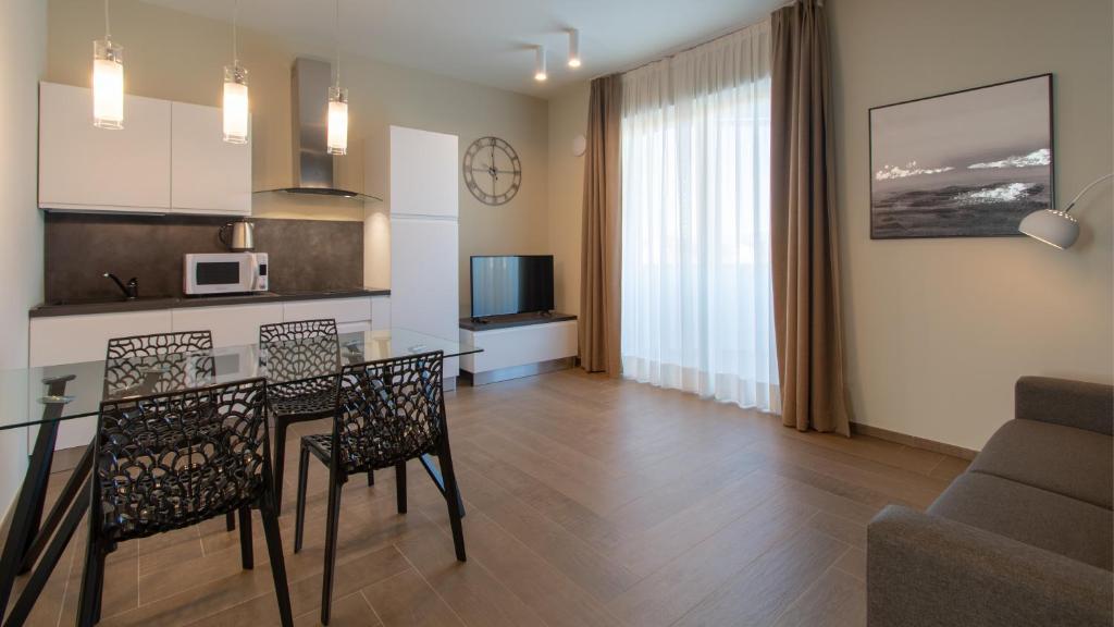 Kuchyň nebo kuchyňský kout v ubytování ATMOSFERA APARTMENTS & SUITES