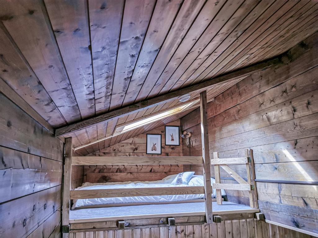 Palanda nebo palandy na pokoji v ubytování Relais des Mélèzes
