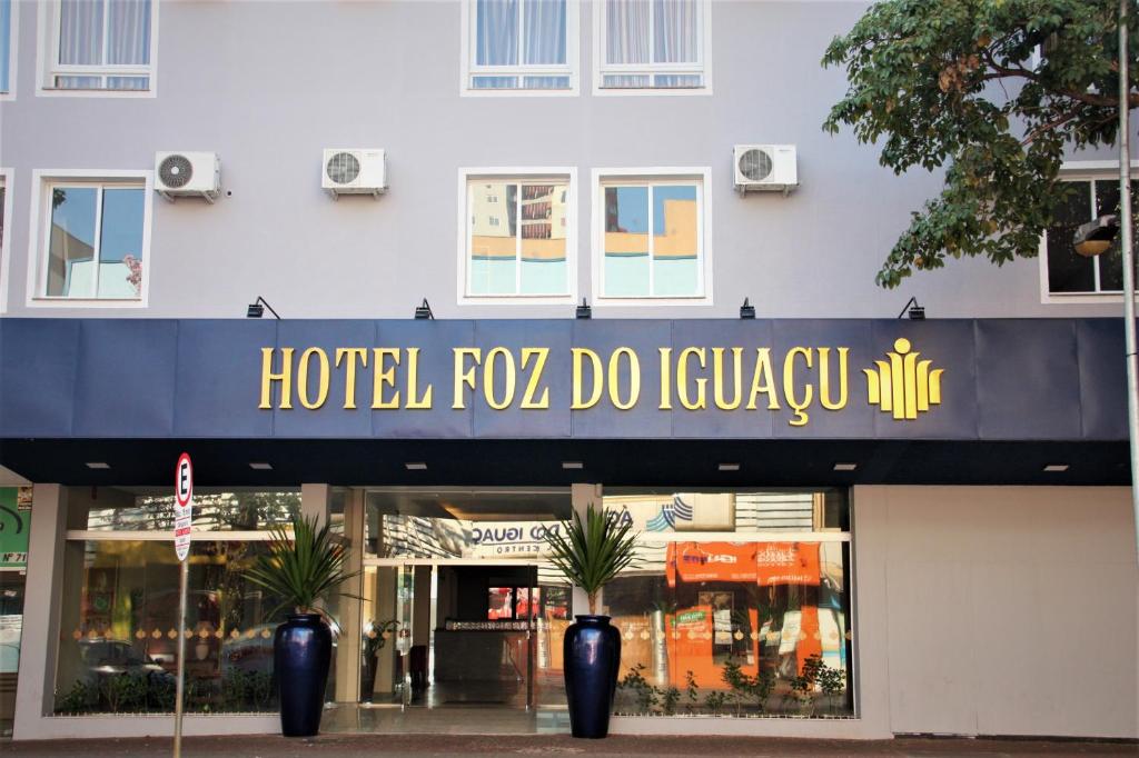 un cartello hotel rolex do iguanamite su un edificio di Hotel Foz do Iguaçu a Foz do Iguaçu