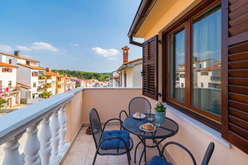 einen Balkon mit einem Tisch und Stühlen sowie Aussicht in der Unterkunft Apartment Buic in Pula