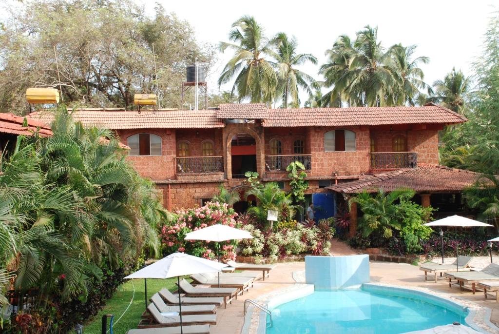 Bazén v ubytování Sea Breeze Beach Resort Candolim, Goa nebo v jeho okolí