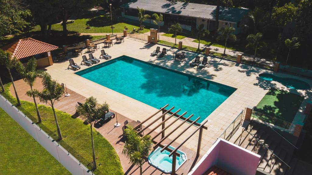 een uitzicht over een zwembad met mensen eromheen bij Cataratas Park Hotel e Eventos in Foz do Iguaçu