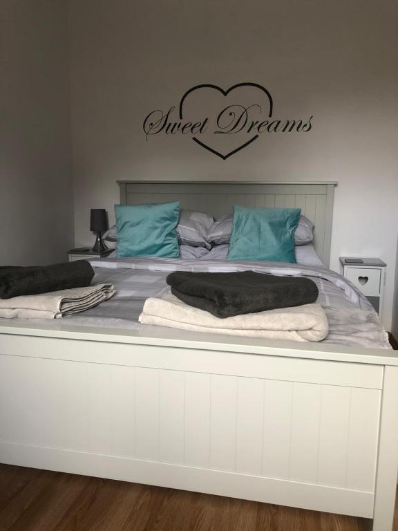 Ein Bett oder Betten in einem Zimmer der Unterkunft Our Wendy House