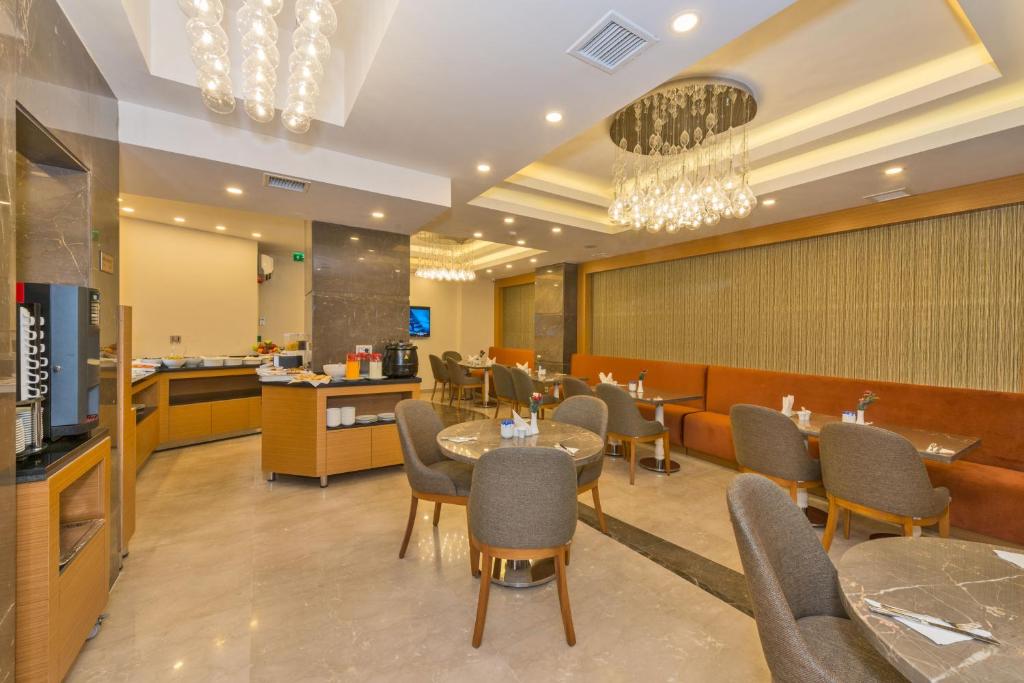 TV a/nebo společenská místnost v ubytování Bisetun Hotel