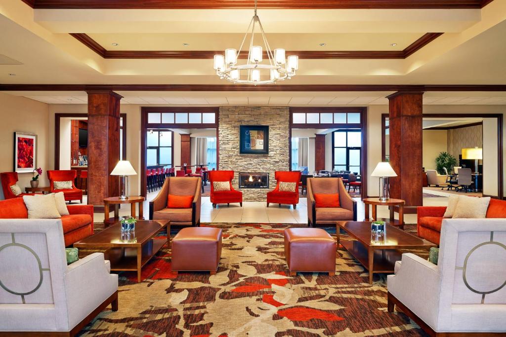 un vestíbulo de un hotel con sofás y sillas en Sheraton Augusta Hotel, en Augusta