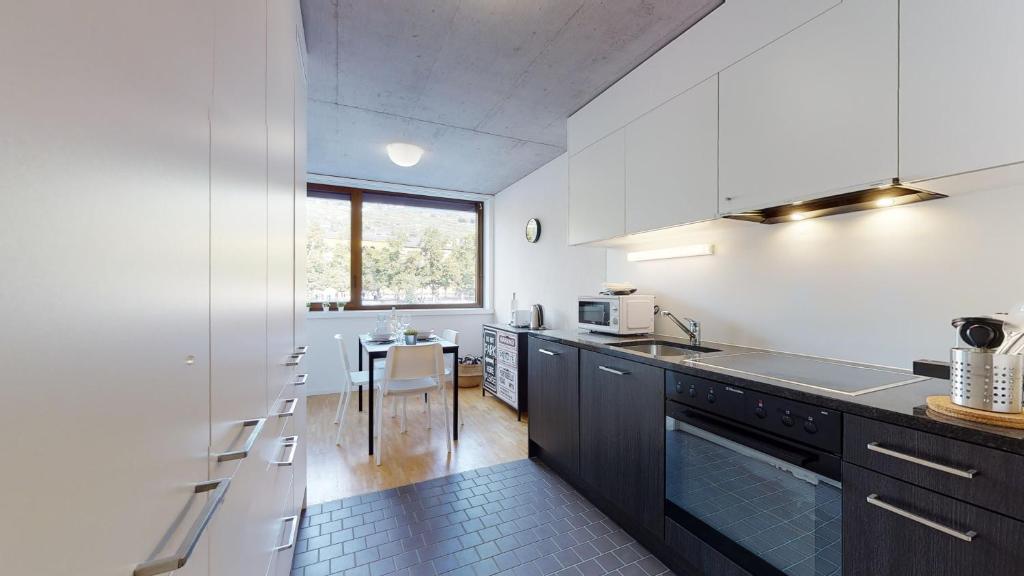 Kuchyň nebo kuchyňský kout v ubytování Bright and luminous 2-bedroom-flat in downtown