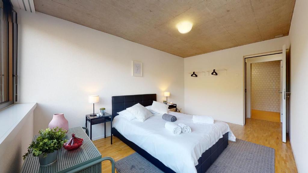 Postel nebo postele na pokoji v ubytování Bright and luminous 2-bedroom-flat in downtown