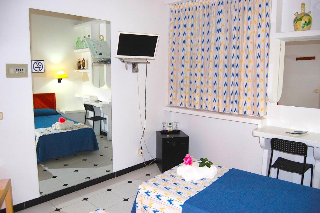 TV a/nebo společenská místnost v ubytování Hostal Ca'n Tiu
