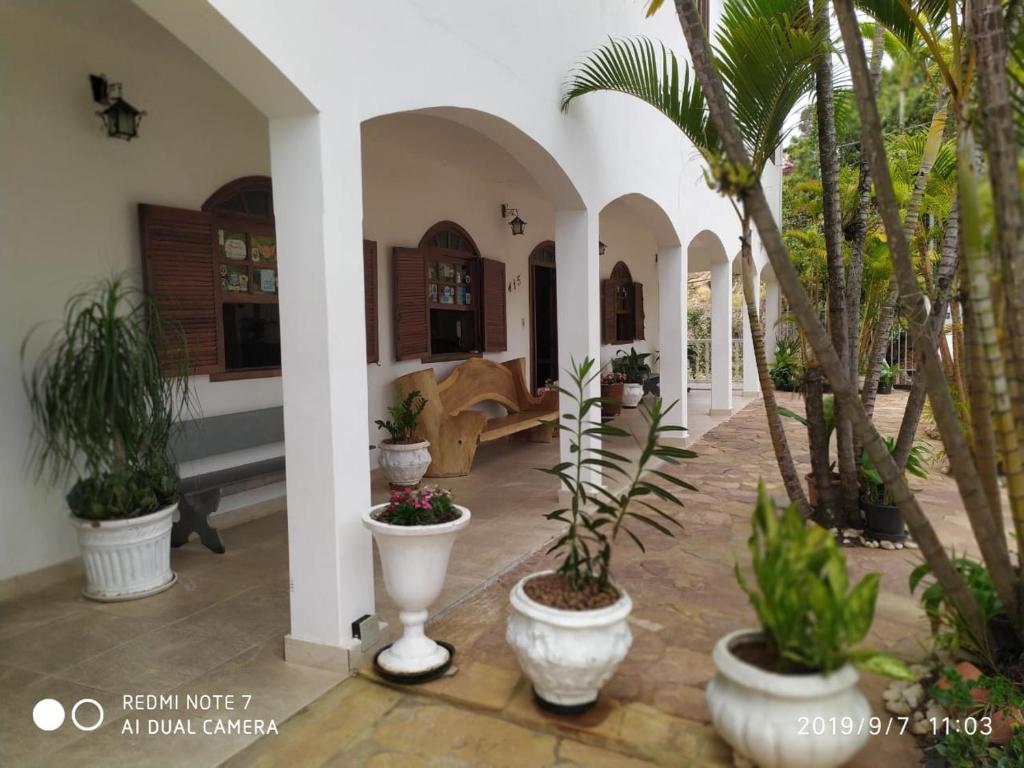 a courtyard with potted plants in a house at Pousada da Seresta in Diamantina