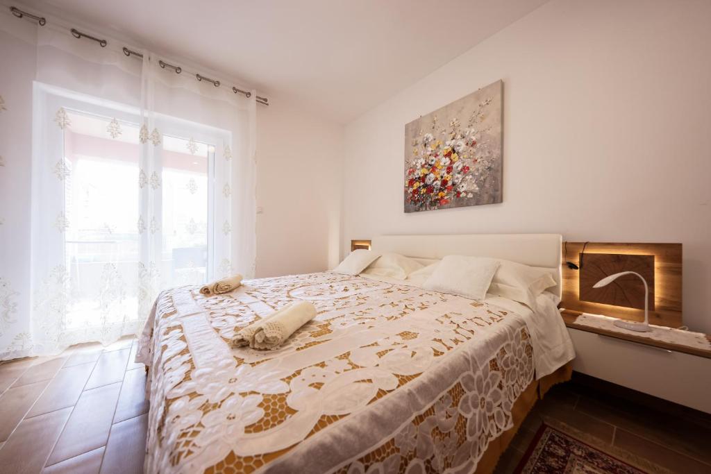 Postel nebo postele na pokoji v ubytování Apartment Puntamika Villa De Rosa - Ground floor