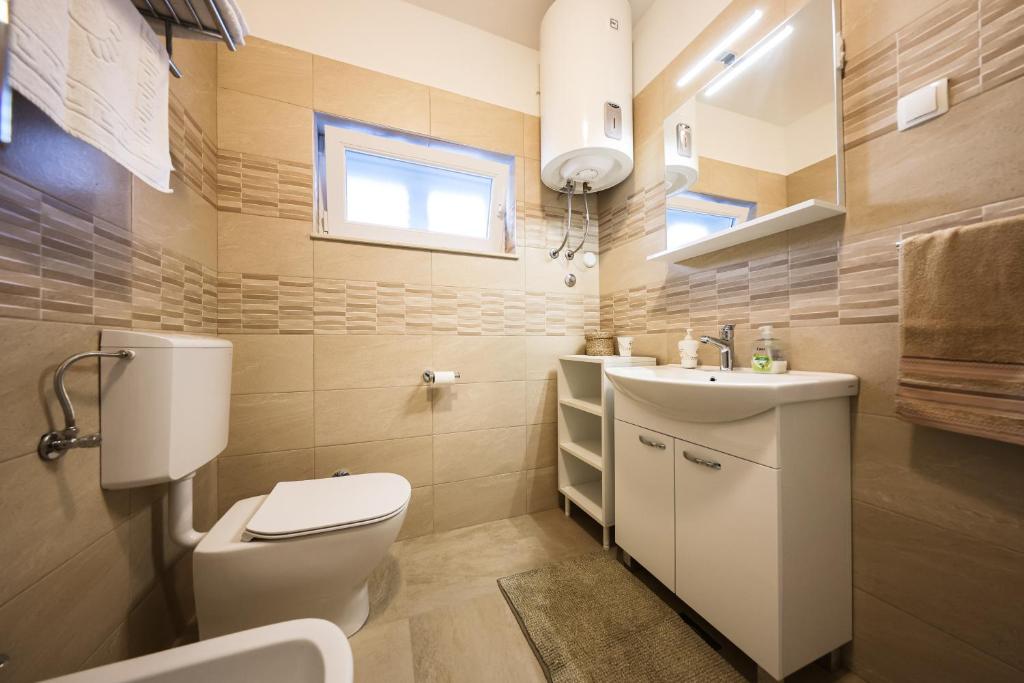 Koupelna v ubytování Apartment Puntamika Villa De Rosa - Ground floor