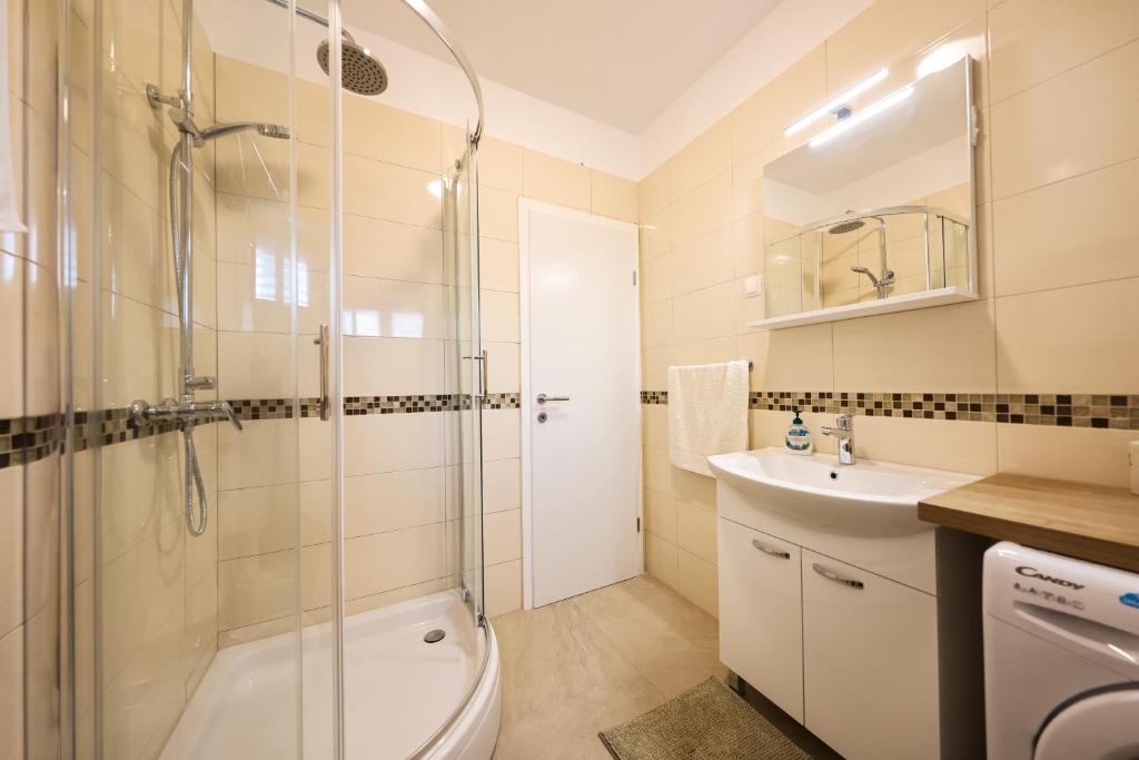 Koupelna v ubytování Apartment Puntamika Villa De Rosa - Ground floor