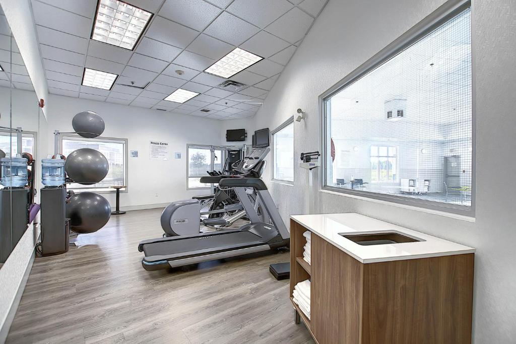 Fitness centrum a/nebo fitness zařízení v ubytování Holiday Inn Express Airport Calgary by IHG