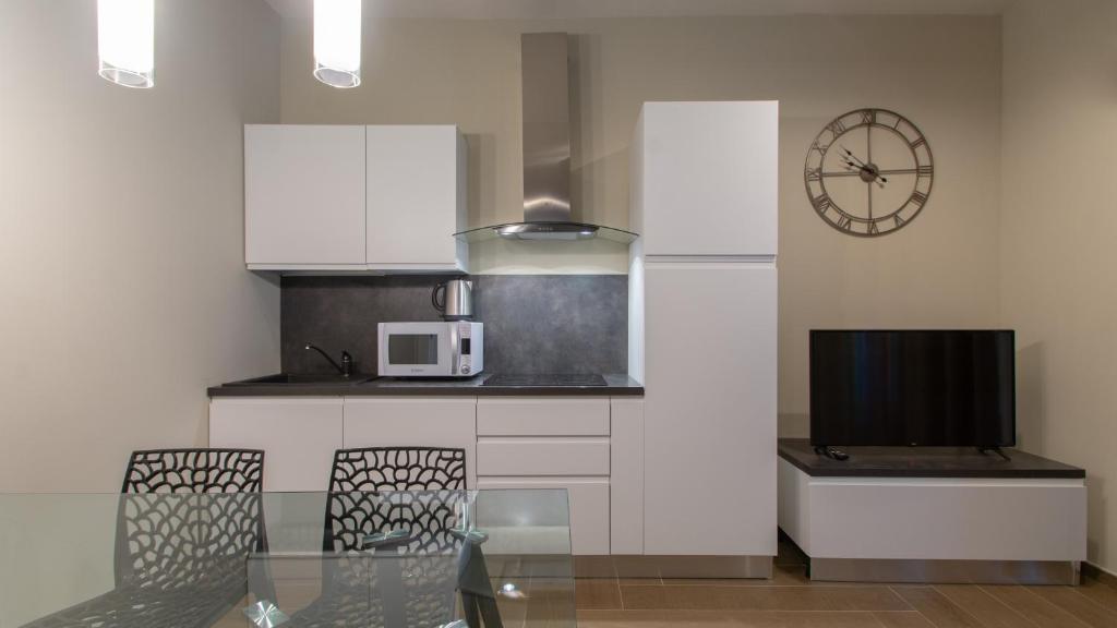 Kuchyň nebo kuchyňský kout v ubytování ATMOSFERA APARTMENTS & SUITES