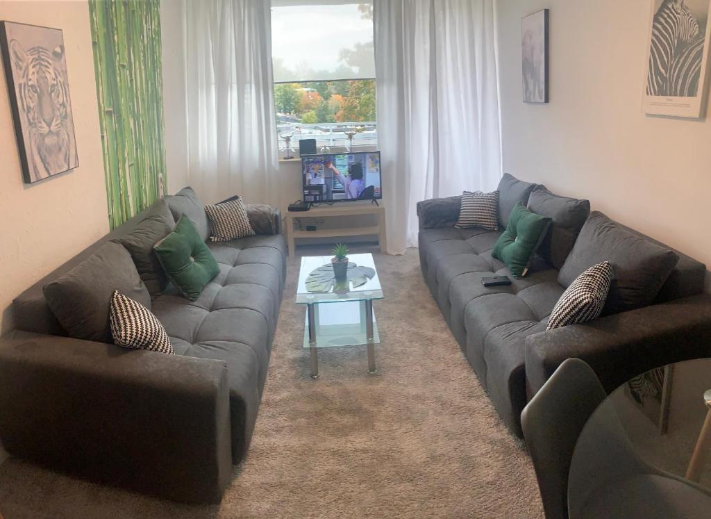 uma sala de estar com dois sofás e uma mesa em Messeapartment WASHINGTON em Hanôver