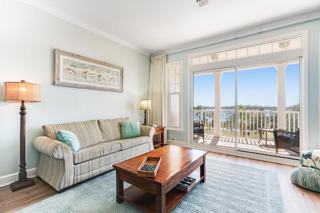 una sala de estar con un sofá y una mesa en Reflections At Bay Point 407, en Panama City Beach