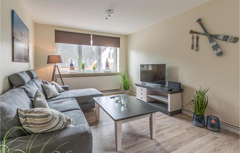 ein Wohnzimmer mit einem Sofa und einem Tisch in der Unterkunft Lovely Apartment In Ockholm With House A Panoramic View in Ockholm