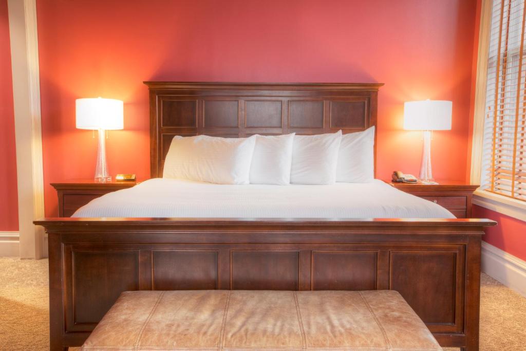 Postel nebo postele na pokoji v ubytování Montvale Hotel