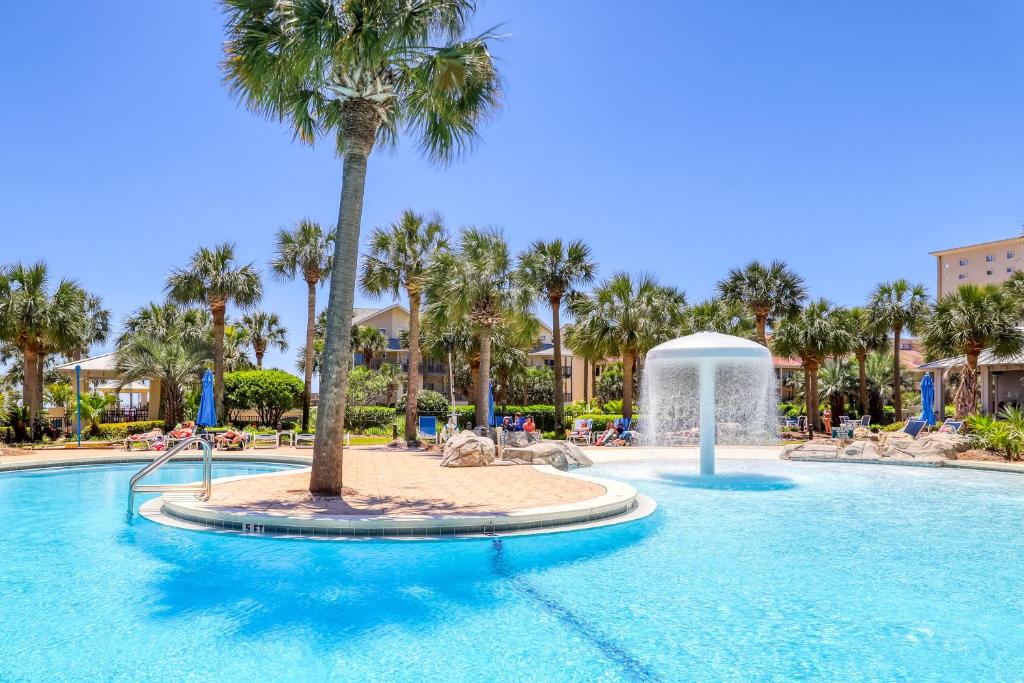 een zwembad met een palmboom en een fontein bij Sterling Shores V in Destin
