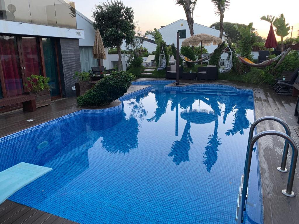 埃斯波森迪的住宿－RUMAH Esposende，度假村内一个蓝色瓷砖的大型游泳池