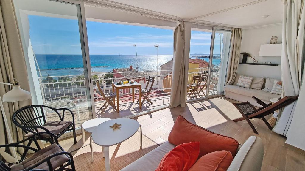 アリカンテにあるLuxury beachside apartmentの海の景色を望むリビングルーム