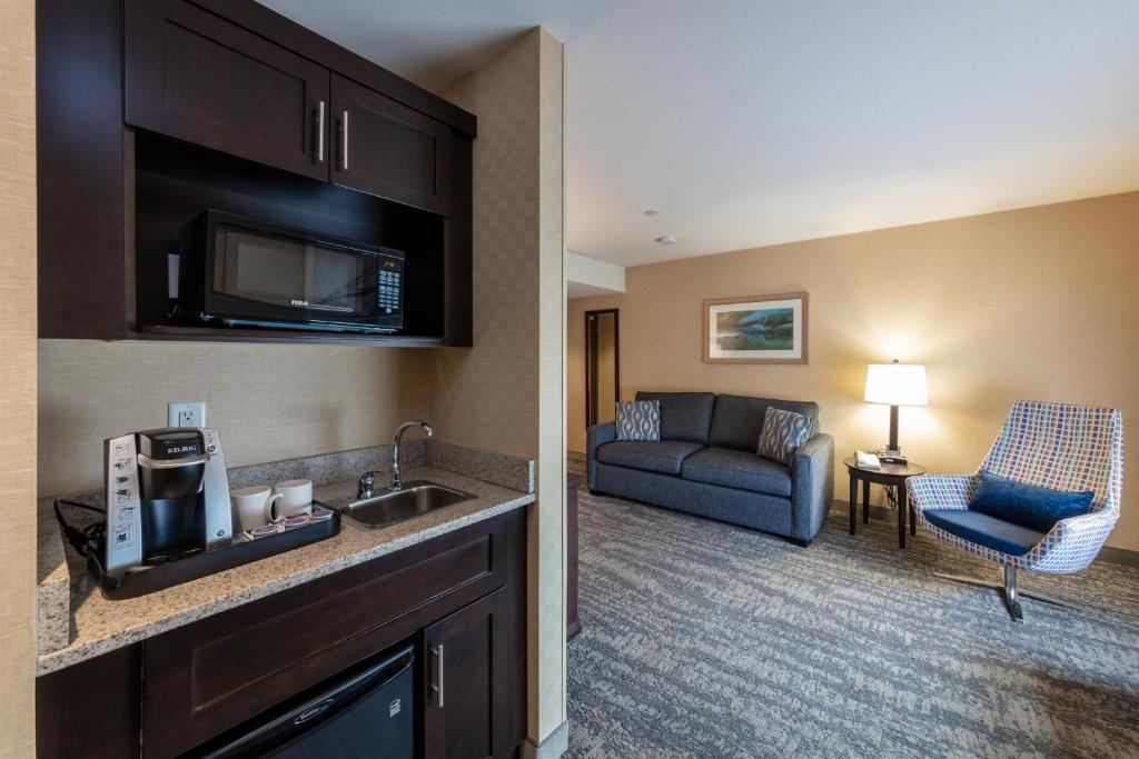 Holiday Inn Express & Suites Riverport Richmond by IHG photo