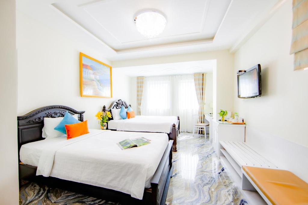 Giường trong phòng chung tại Nicecy Saigon Hotel