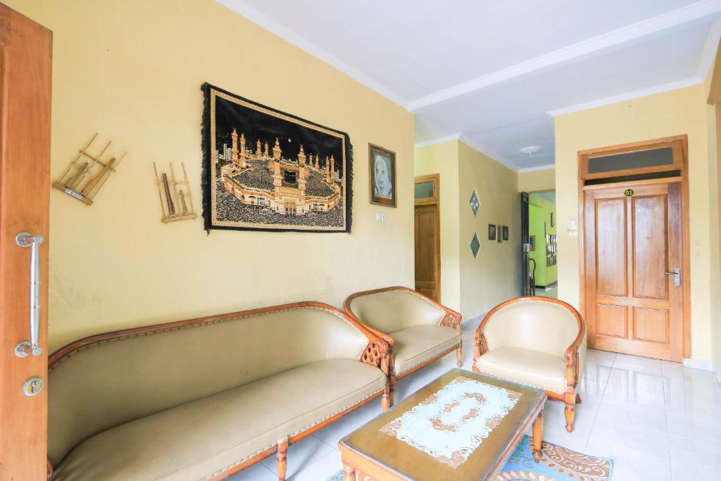 Posezení v ubytování OYO 2440 Wallet Family Residence Syariah