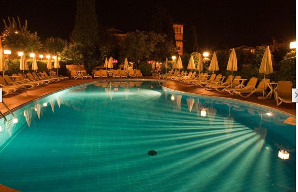 Bazén v ubytování Hotel Villa Mulino ***S nebo v jeho okolí
