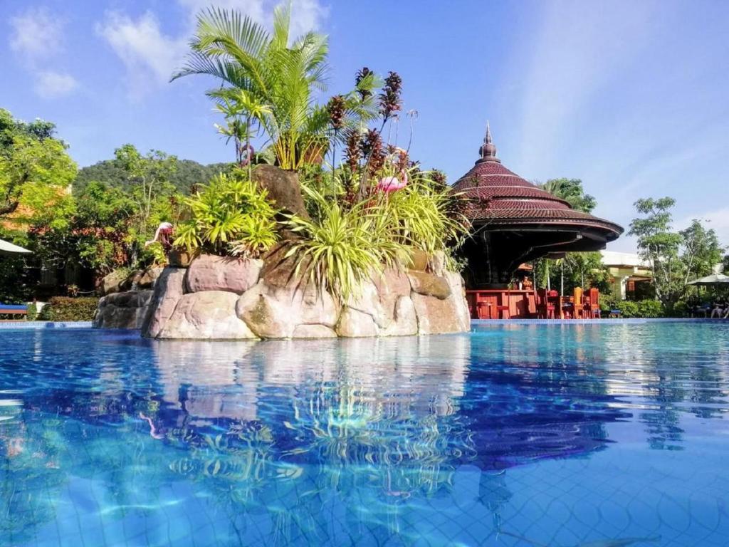 Bazén v ubytování Try Palace Resort Kep nebo v jeho okolí