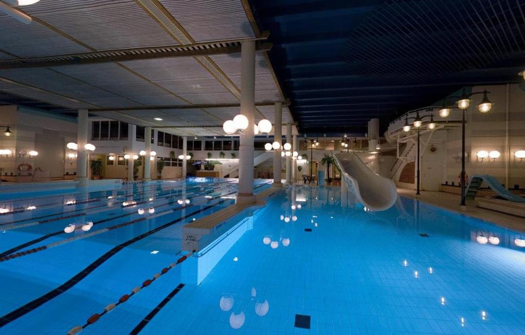 Bazén v ubytování Sport & Spa Hotel Vesileppis nebo v jeho okolí