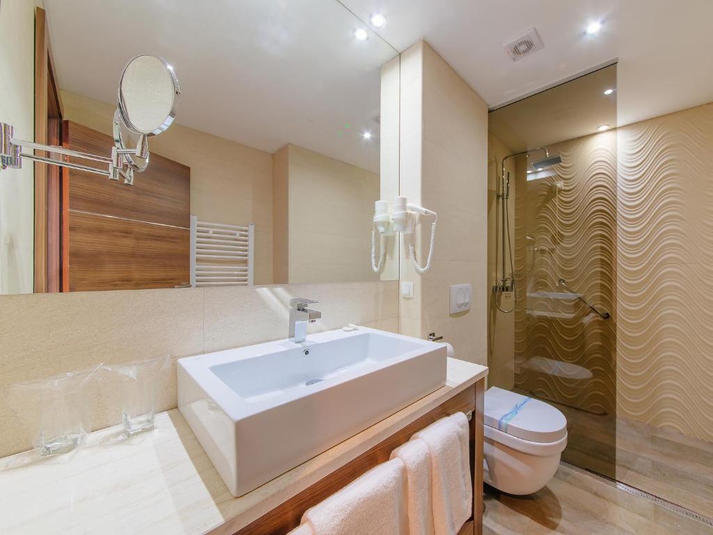 bagno con lavandino, doccia e servizi igienici di Hotel New Star a Podgorica