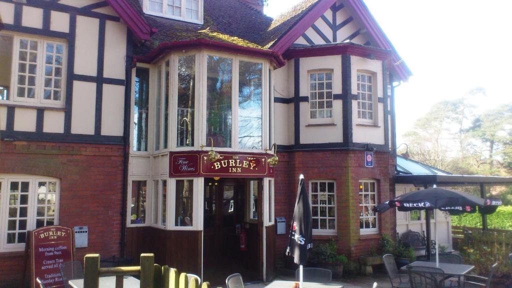 un edificio con un restaurante frente a él en The Burley Inn, en Burley