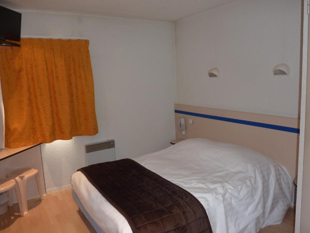 Postel nebo postele na pokoji v ubytování Lac'Hotel France