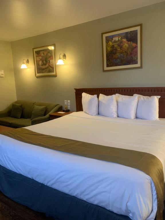 Una cama o camas en una habitación de Hotel and Suites Les Laurentides